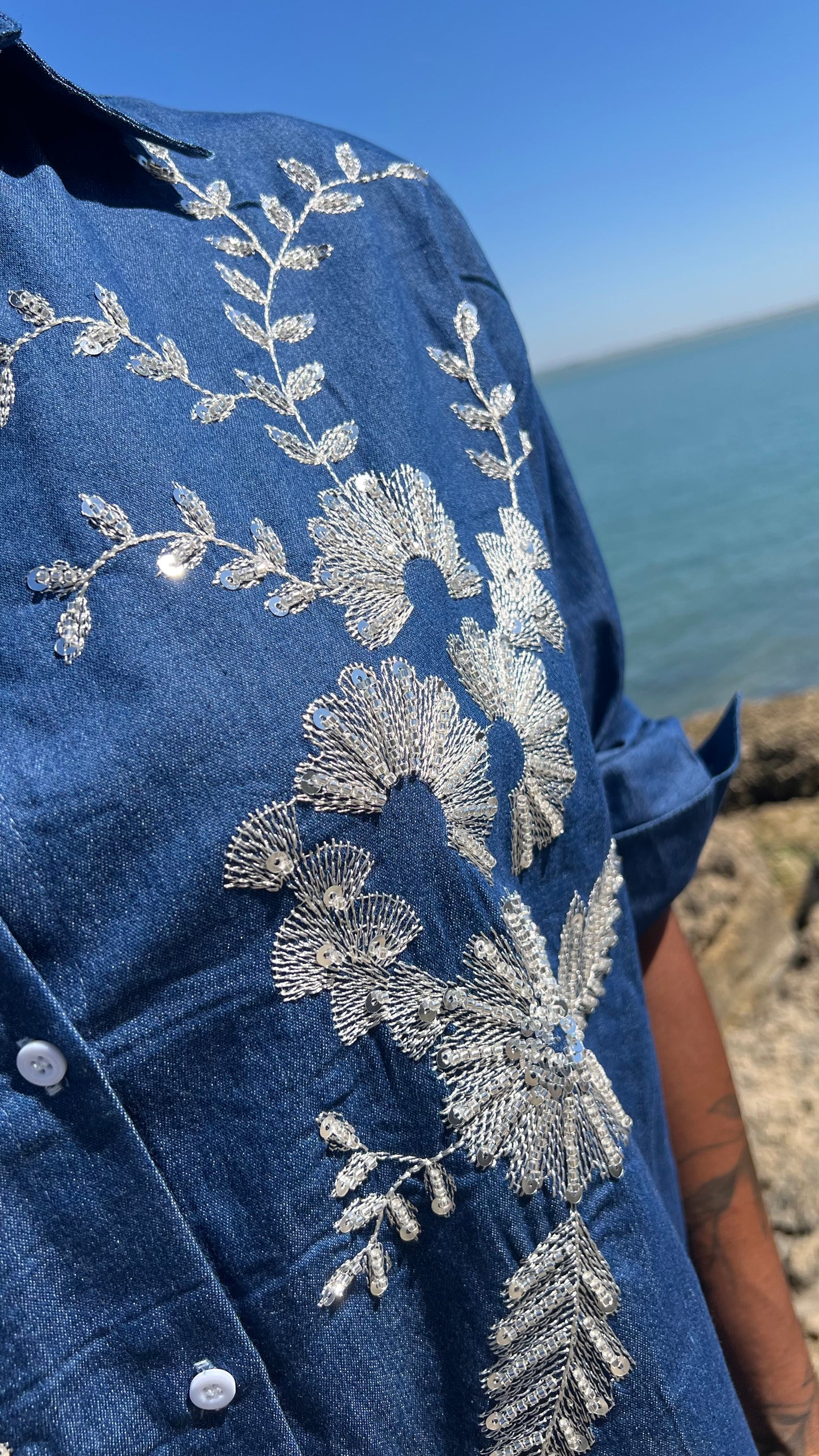 Détail broderie perles et sequins de la chemise Azul portée sur l'île d'Aix, Havana Paris.