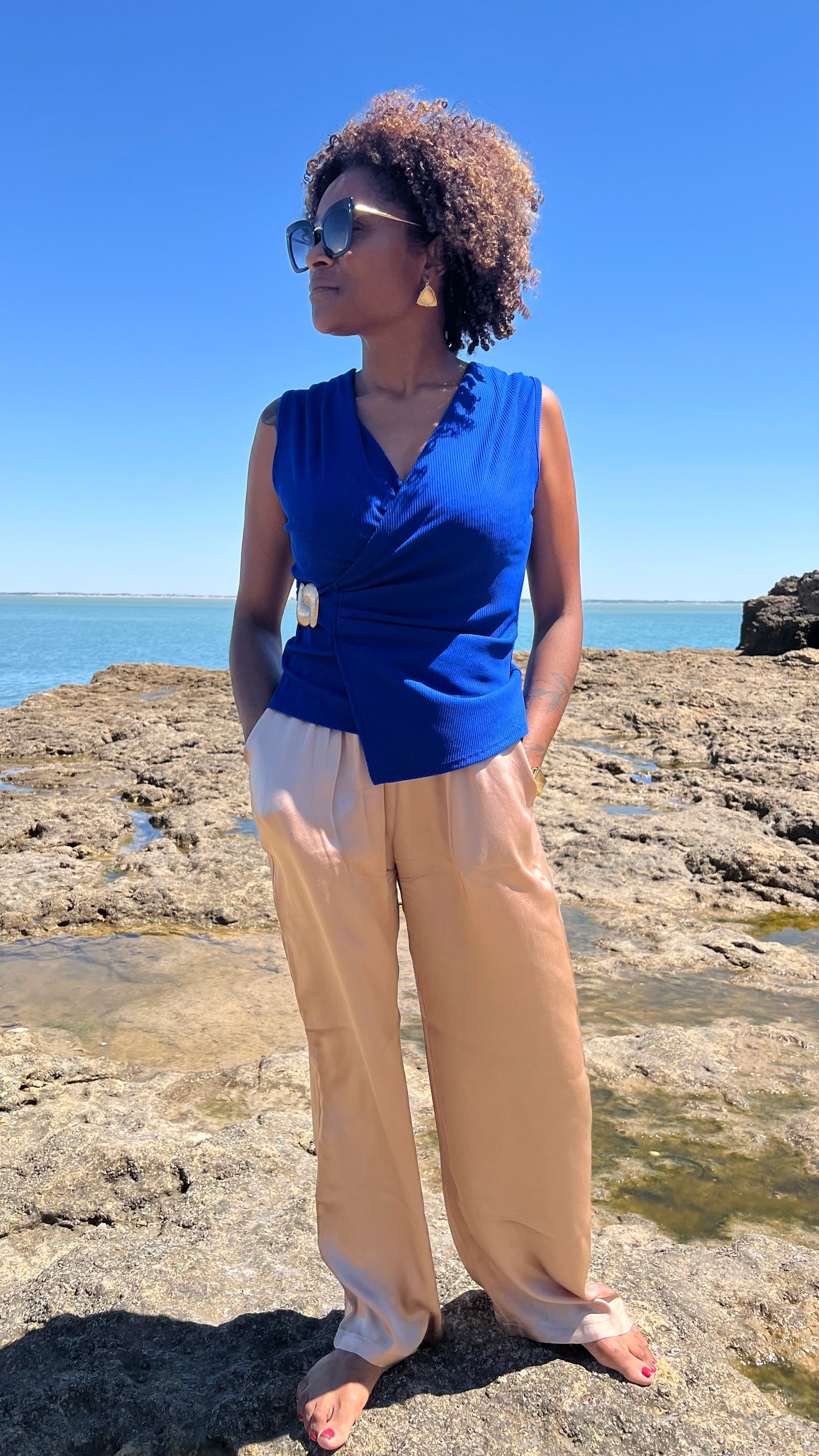 Top Gala bleu roi porté avec le pantalon Oro sur l'île d'Aix, Havana Paris.