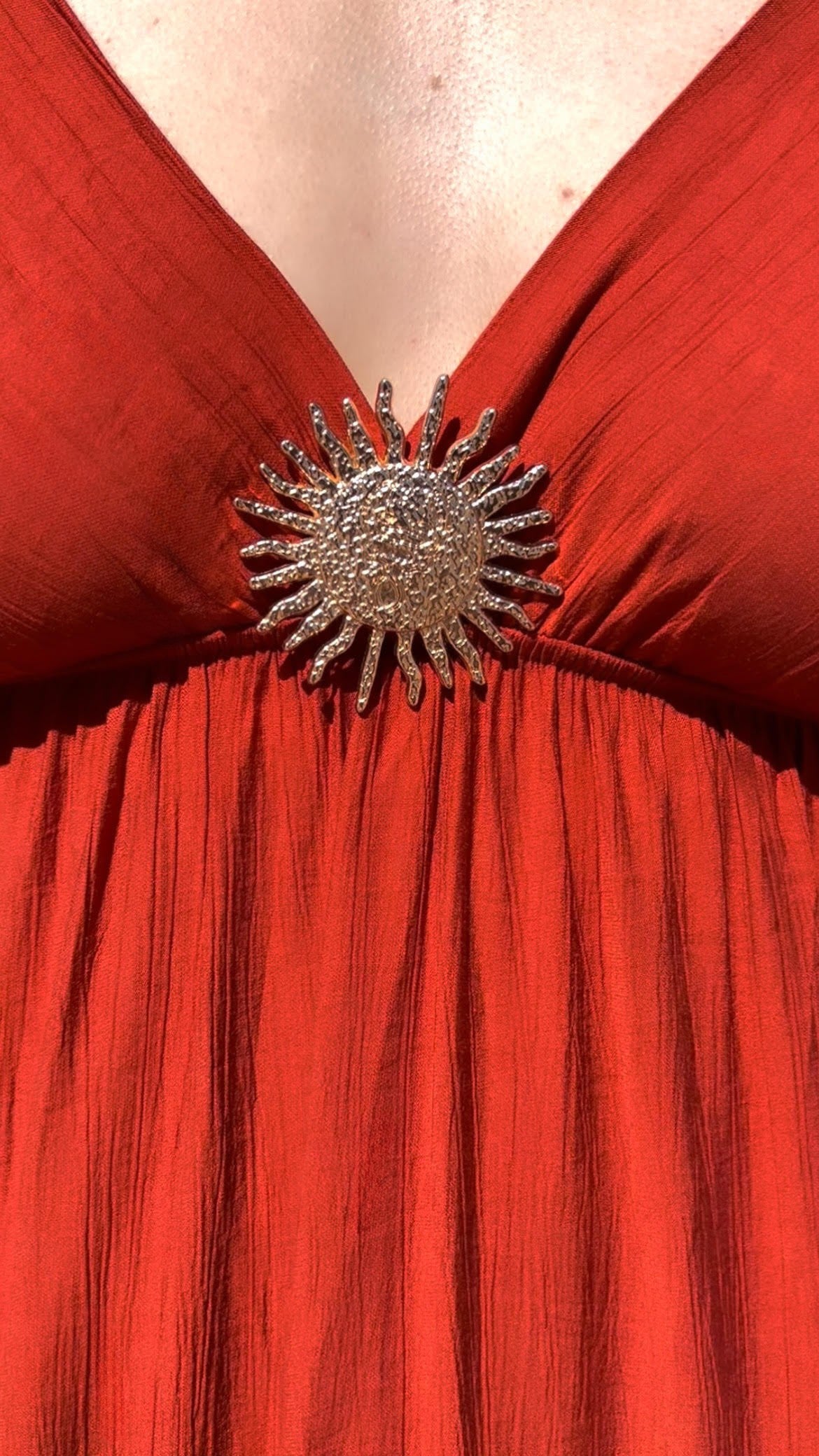 Détail broche soleil de la robe Havanera, Havana Paris.