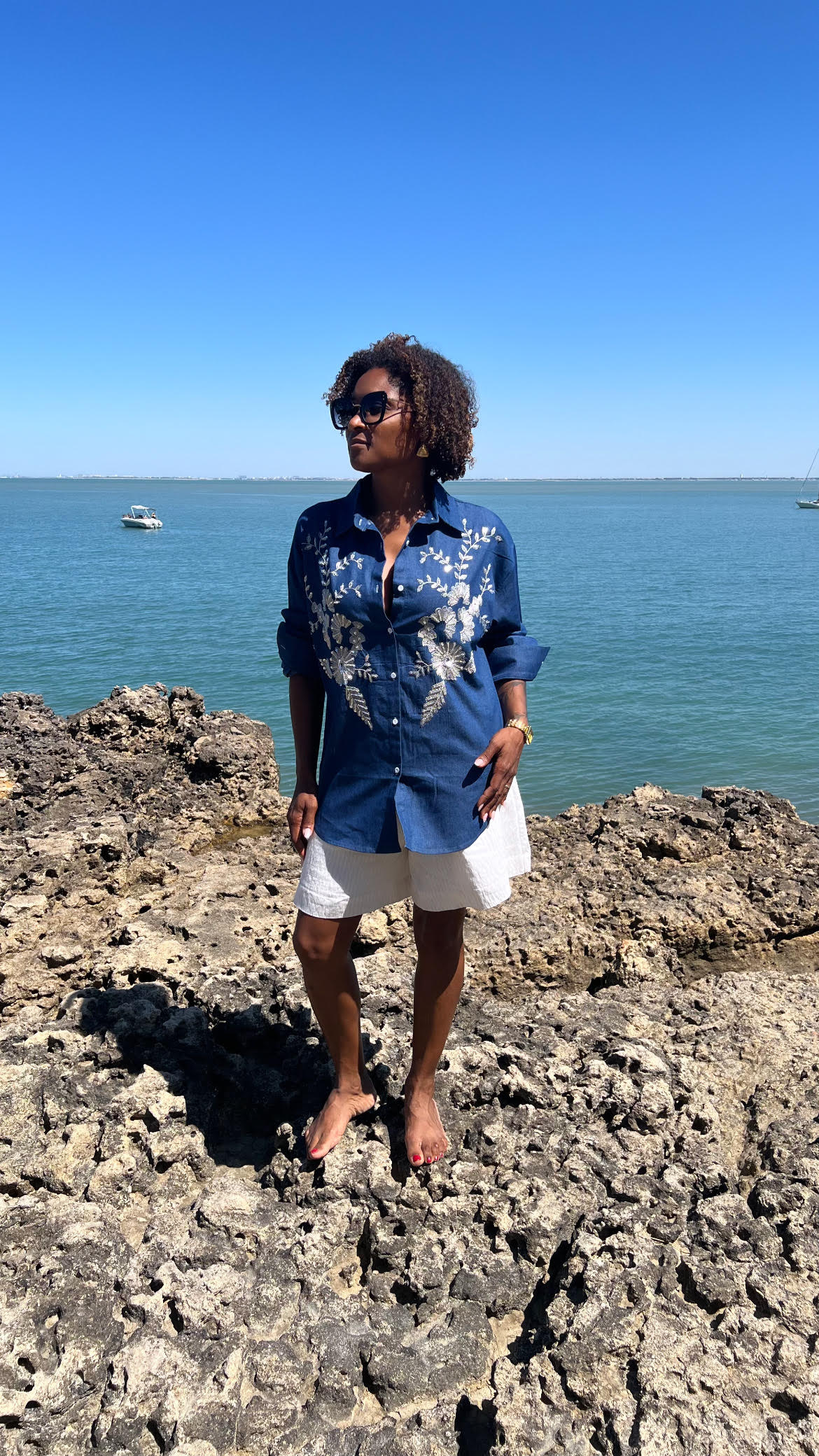 Chemise en denim brodée Azul portée sur l'île d'Aix, Havana Paris.