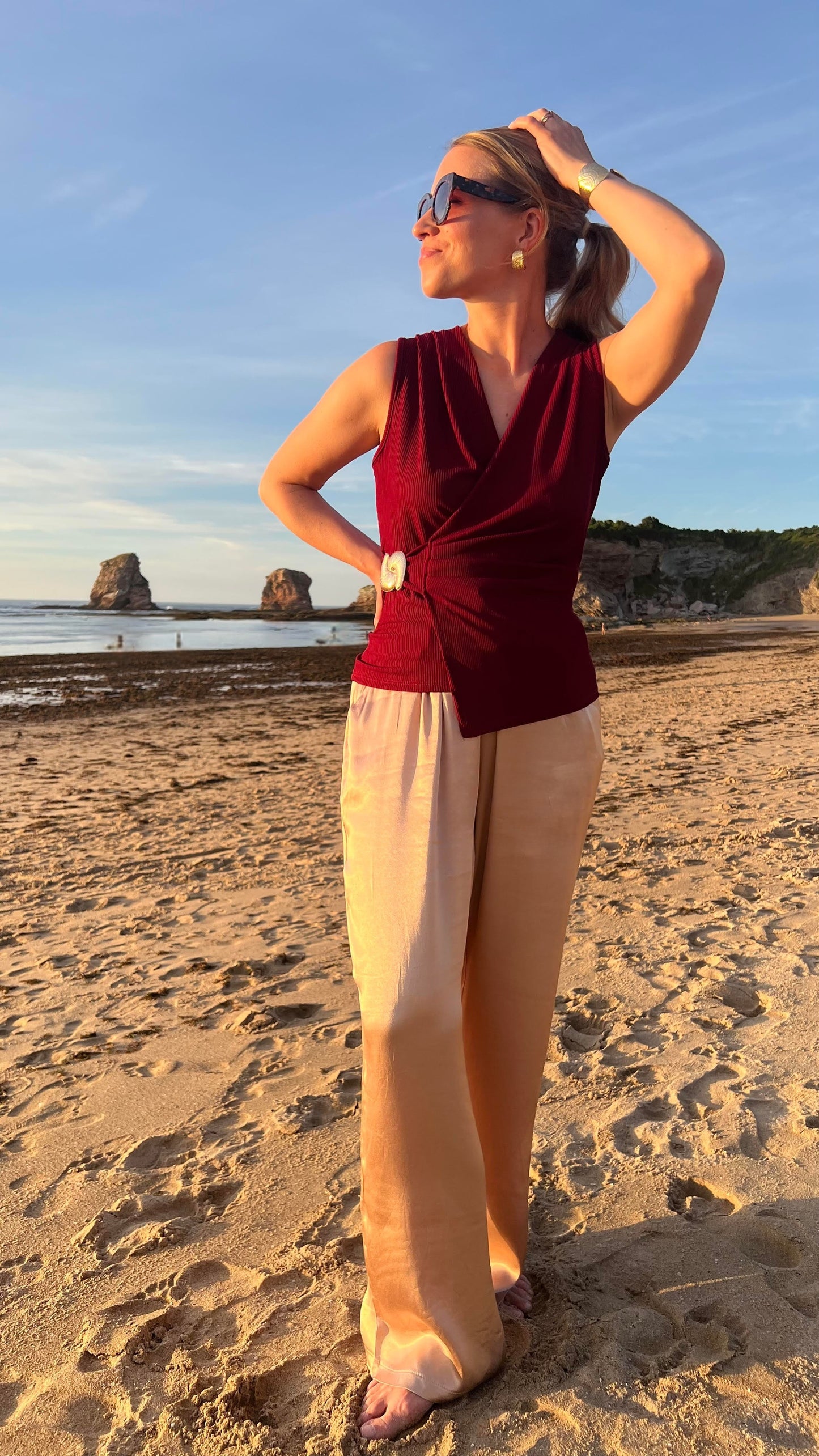 Top bordeaux Gala drapé à encolure en V, détail bijou doré, porté avec pantalon satiné, bord de mer - HAVANA PARIS
